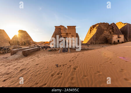 Pyramiden und rekonstruierte Kapelle auf dem Nordfriedhof in Begarawiyah, mit 41 königlichen Pyramiden der Monarchen, die das Königreich Ku... Stockfoto