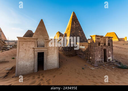 Pyramiden und rekonstruierte Kapelle auf dem Nordfriedhof in Begarawiyah, mit 41 königlichen Pyramiden der Monarchen, die das Königreich Ku... Stockfoto