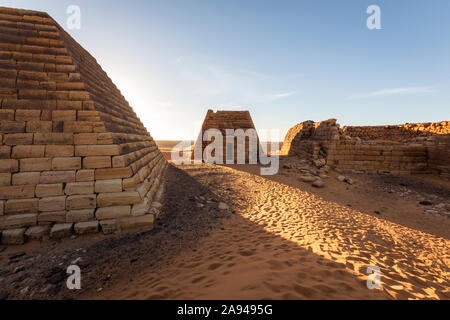 Pyramiden und rekonstruierte Kapelle auf dem Nordfriedhof in Begarawiyah, mit 41 königlichen Pyramiden der Monarchen, die das Königreich Ku... Stockfoto