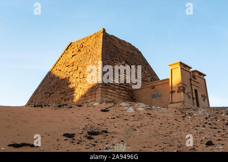 Pyramiden und rekonstruierte Kapelle auf dem Nordfriedhof in Begarawiyah, mit 41 königlichen Pyramiden der Monarchen, die das Königreich Ku... Stockfoto