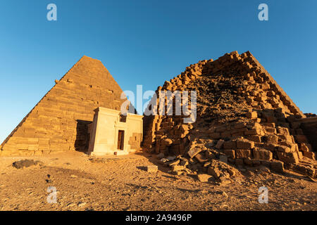 Pyramiden und rekonstruierte Kapelle auf dem Nordfriedhof in Begarawiyah, mit 41 königlichen Pyramiden der Monarchen, die das Königreich Ku... Stockfoto