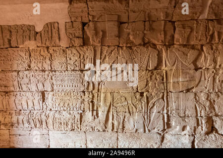 Bas-Reliefs im Inneren einer rekonstruierten Kapelle auf dem Nordfriedhof von Begarawiyah, die 41 königliche Pyramiden der Monarchen, die sich in... Stockfoto