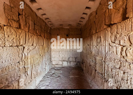 Bas-Reliefs im Inneren einer rekonstruierten Kapelle auf dem Nordfriedhof von Begarawiyah, die 41 königliche Pyramiden der Monarchen, die sich in... Stockfoto