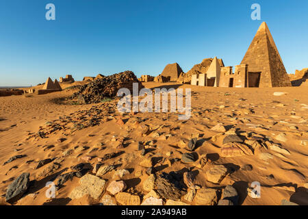 Pyramiden auf dem Nordfriedhof von Begarawiyah, mit 41 königlichen Pyramiden der Monarchen, die das Königreich Kush zwischen 250 v. Chr. und 32 regierten... Stockfoto