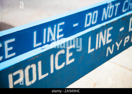 New York Police Department (NYPD) Barriere; Brooklyn, New York, Vereinigte Staaten von Amerika Stockfoto