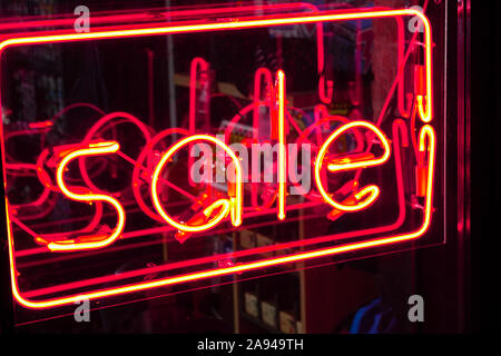 Neon Verkauf Zeichen nacht Dekoration. marketing Design. rot Girlande Stockfoto