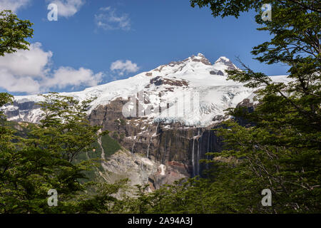 Einen atemberaubenden Blick auf Mount Tronador und seine Gletscher Castaño Overo in Pampa Linda, Nahuel Huapi Nationalpark, Bariloche, Patagonia, Argentinien Stockfoto