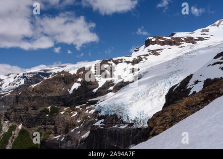 Atemberaubende Aussicht auf Castaño Overo Gletscher am Mount Tronador Basis in Pampa Linda, Nahuel Huapi Nationalpark, Bariloche, Patagonia, Argentinien Stockfoto