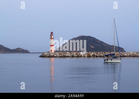 Marine bei Sonnenuntergang. Leuchtturm an der Küste. Stadt am Meer von Turgutreis und spektakuläre Sonnenuntergänge Stockfoto