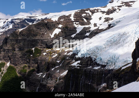 Atemberaubende Aussicht auf Castaño Overo Gletscher am Mount Tronador Basis in Pampa Linda, Nahuel Huapi Nationalpark, Bariloche, Patagonia, Argentinien Stockfoto