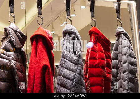 Die fünf Frauen Jacken auf store Kleiderbügel. outerwear winter fashion Kleidung Stockfoto