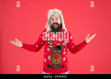 Modisches Design für festliche Feiertage. Happy Hipster in modischen winter Stil. Bärtiger Mann tragen modische Rentier Pullover. Modische und warme Garderobe für Urlaub Feier. Stockfoto