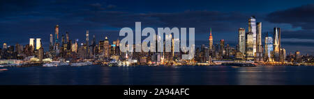 New York City Blick in der Dämmerung vom Hudson River mit Blick auf die höchsten Wolkenkratzer von Manhattan Midtown West. NY, USA Stockfoto