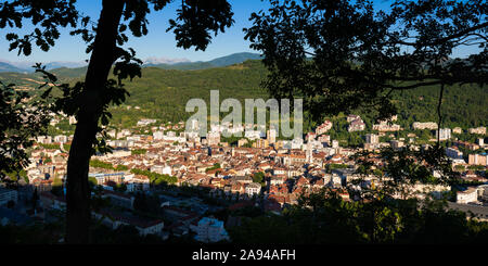 Panoramablick auf die Stadt Spalt von oben. Alpes-de-Haute-Provence, Alpen, Frankreich Stockfoto