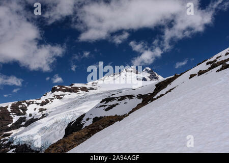 Einen atemberaubenden Blick auf Mount Tronador und seine Gletscher Castaño Overo in Pampa Linda, Nahuel Huapi Nationalpark, Bariloche, Patagonia, Argentinien Stockfoto