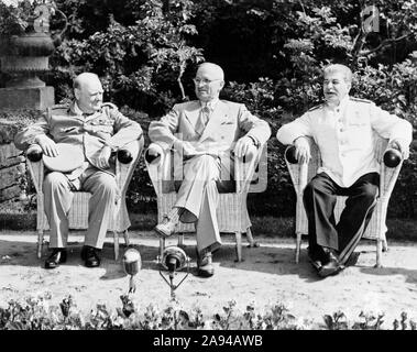 Der britische Premierminister Winston Churchill, Präsident Harry S. Truman und der sowjetische Staatschef Josef Stalin im Garten von Schloss Cecilienhof, bevor für die Potsdamer Konferenz in Potsdam, Deutschland. Juli 25, 1945 Stockfoto