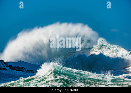 Krachende große Welle gegen einen blauen Himmel; Hawaii, Vereinigte Staaten von Amerika Stockfoto