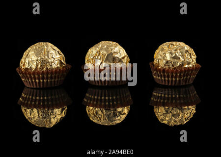 Gold wrapped Candy islated auf schwarzem Hintergrund close-up Stockfoto