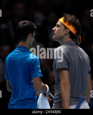 London, Großbritannien. 12 Nov, 2019. Novak Djokovic (L) von Serbien und Dominic Thiem von Österreich Reagieren während Ihrer singles Gruppe Gleichen an den ATP World Tour Finals 2019 in London, Großbritannien an November 12, 2019. Credit: Han Yan/Xinhua/Alamy leben Nachrichten Stockfoto