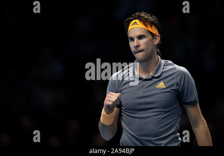 London, Großbritannien. 12 Nov, 2019. Dominic Thiem Österreichs feiert während der singles Gruppenspiel gegen Novak Djokovic aus Serbien bei der ATP World Tour Finals 2019 in London, Großbritannien an November 12, 2019. Credit: Han Yan/Xinhua/Alamy leben Nachrichten Stockfoto