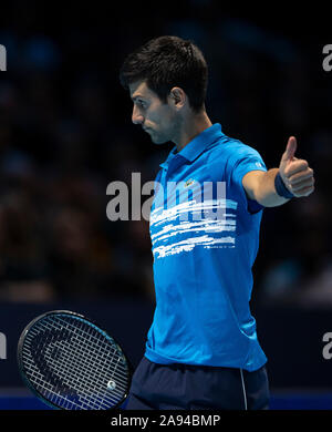 London, Großbritannien. 12 Nov, 2019. Novak Djokovic aus Serbien reagiert während der singles Gruppenspiel gegen Dominic Thiem von Österreich an den ATP World Tour Finals 2019 in London, Großbritannien an November 12, 2019. Credit: Han Yan/Xinhua/Alamy leben Nachrichten Stockfoto