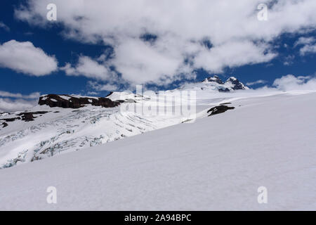 Einen atemberaubenden Blick auf Mount Tronador und seine Gletscher Castaño Overo mit seinen Risse in Pampa Linda, Nahuel Huapi Nationalpark, Bariloche, Patagonia, Argent Stockfoto