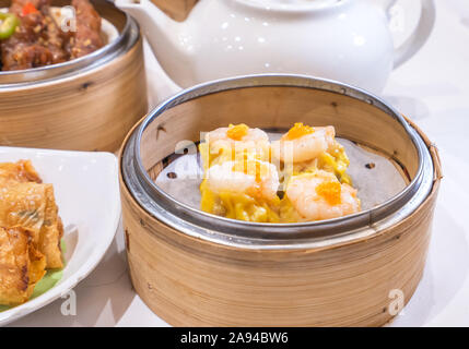 Siu Mai, ein Dim Sum yum cha, Schweinefleisch und Garnelen gedämpfte Teigtaschen auf Restaurant Haus weißen Hintergrund Tisch für Frühstück, Lifestyle, aus der Nähe. Stockfoto