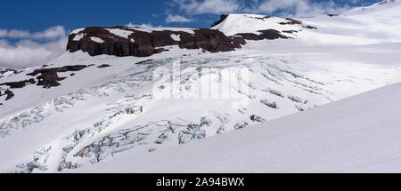 Einen atemberaubenden Blick auf Mount Tronador und seine Gletscher Castaño Overo mit seinen Risse in Pampa Linda, Nahuel Huapi Nationalpark, Bariloche, Patagonia, Argent Stockfoto