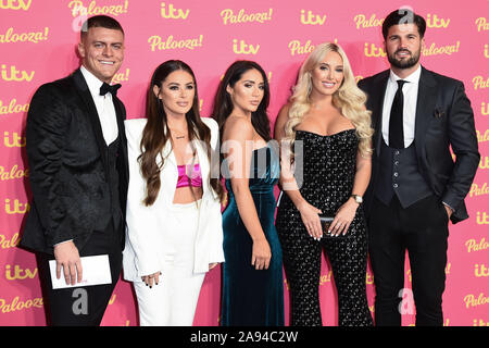 London, Großbritannien. 12 Nov, 2019. LONDON, GROSSBRITANNIEN. November 12, 2019: TOWIE ankommen für die ITV-Palooza in der Royal Festival Hall, London. Bild: Steve Vas/Featureflash Credit: Paul Smith/Alamy leben Nachrichten Stockfoto