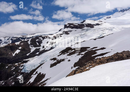 Einen atemberaubenden Blick auf Mount Tronador und seine Gletscher Castaño Overo mit seinen Risse in Pampa Linda, Nahuel Huapi Nationalpark, Bariloche, Patagonia, Argent Stockfoto