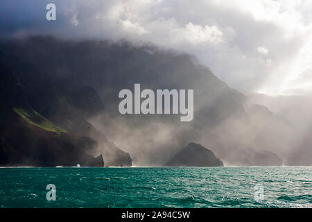 Sonnenlicht scheint durch den Nebel entlang der Na Pali Küste, Kalalu Valley; Kauai, Hawaii, USA Stockfoto