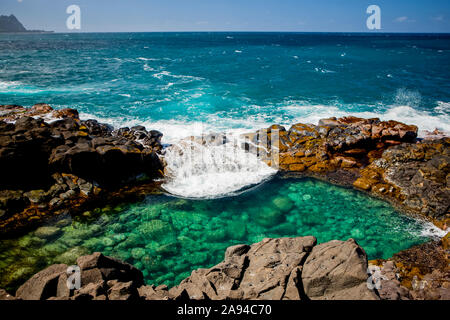 Queen's Bath an der Küste der Insel Kauai; Kauai, Hawaii, Vereinigte Staaten von Amerika Stockfoto