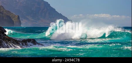 Große Wellen schlagen entlang der Na Pali Küste am Ke'e Strand; Kauai, Hawaii, Vereinigte Staaten von Amerika Stockfoto