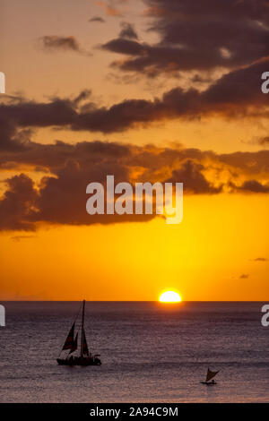 Segeln vor Waikiki Beach bei Sonnenuntergang; Honolulu, Oahu, Hawaii, Vereinigte Staaten von Amerika Stockfoto