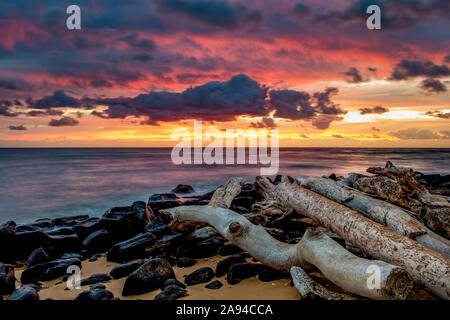 Sonnenaufgang über dem Pazifischen Ozean vom Ufer des Lydgate Beach; Kapaa, Kauai, Hawaii, Vereinigte Staaten von Amerika Stockfoto