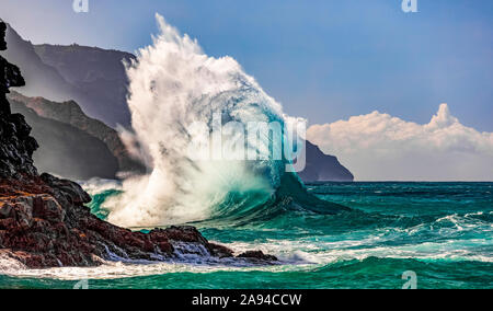 Große Wellen schlagen entlang der zerklüfteten Küste der Na Pali Küste am Ke'e Strand; Kauai, Hawaii, Vereinigte Staaten von Amerika Stockfoto