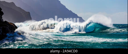 Große Wellen schlagen entlang der zerklüfteten Küste der Na Pali Küste am Ke'e Strand; Kauai, Hawaii, Vereinigte Staaten von Amerika Stockfoto