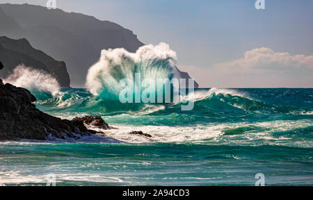 Große Wellen schlagen entlang der zerklüfteten Küste der Na Pali Küste am Ke'e Strand; Kauai, Hawaii, Vereinigte Staaten von Amerika Stockfoto