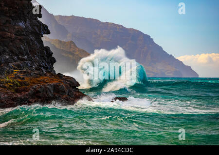 Große Wellen schlagen entlang der zerklüfteten Küste der Na Pali Küste am Ke'e Strand; Kauai, Hawaii, Vereinigte Staaten von Amerika Stockfoto