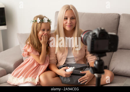 Mutter und Tochter Blogger zeigt Kosmetik Produkte während der Aufnahme mit Digitalkamera. Stockfoto