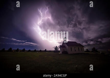 Schöner und heller elektrischer Sturm mit einer Kirche im Vordergrund; Moose Jaw, Saskatchewan, Kanada Stockfoto