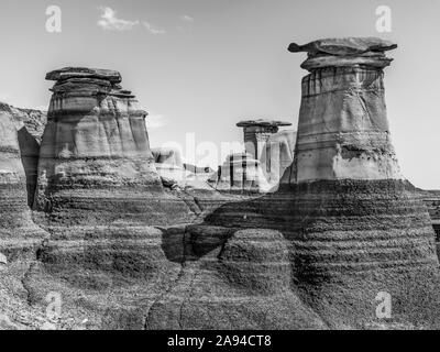 Jeder Hoodoo auf dem Hoodoo Trail ist eine Sandsteinsäule, die auf einer dicken Schieferbasis ruht, die von einem großen Stein bedeckt ist; Drumheller, Alberta, Kanada Stockfoto