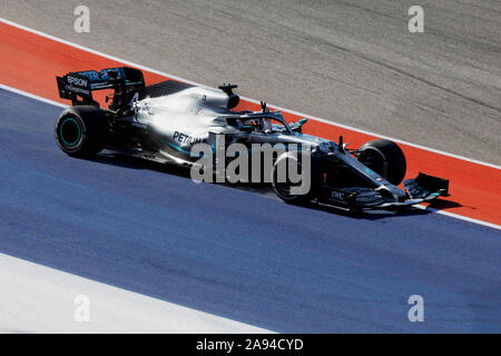 Mercedes Formel-1-Fahrer Lewis Hamilton nimmt eine Ehrenrunde nach seinem 6. Fahrer-WM-, US Grand Prix, Stromkreis des Nord-, Mittel- und Südamerika, Austin, Texas Stockfoto