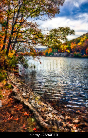 Hessischer See im Herbst, Bear Mountain State Park; New York, Vereinigte Staaten von Amerika Stockfoto