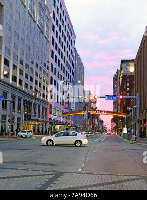 Ein lila Sonnenuntergang Blick nach Westen unten Euclid Avenue in der Innenstadt von Cleveland, Ohio, USA aus dem Playhouse Square Theatre District Stockfoto