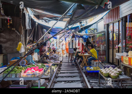 Maeklong, Thailand - Okt 31,2019: Touristen können gesehen zu erkunden und die Einkaufsmöglichkeiten an der Maeklong Railway Markt. Stockfoto