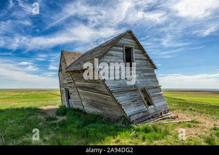 Verlassene Bauernhaus auf Ackerland lehnend; Val Marie, Saskatchewan, Kanada Stockfoto