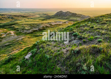 Weite Landschaft, die sich bei Sonnenuntergang im Grassland National Park bis zum Horizont erstreckt; Val Marie, Saskatchewan, Kanada Stockfoto