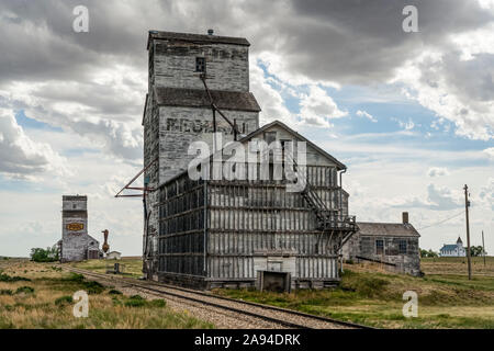 Verwitterter Getreideaufzug auf den Prärien entlang der Eisenbahnschienen; Dankin, Saskatchewan, Kanada Stockfoto