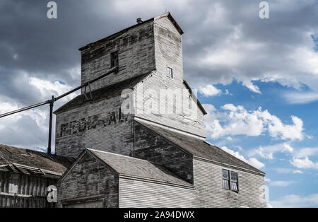 Verwitterter Getreideaufzug auf den Prärien; Dankin, Saskatchewan, Kanada Stockfoto